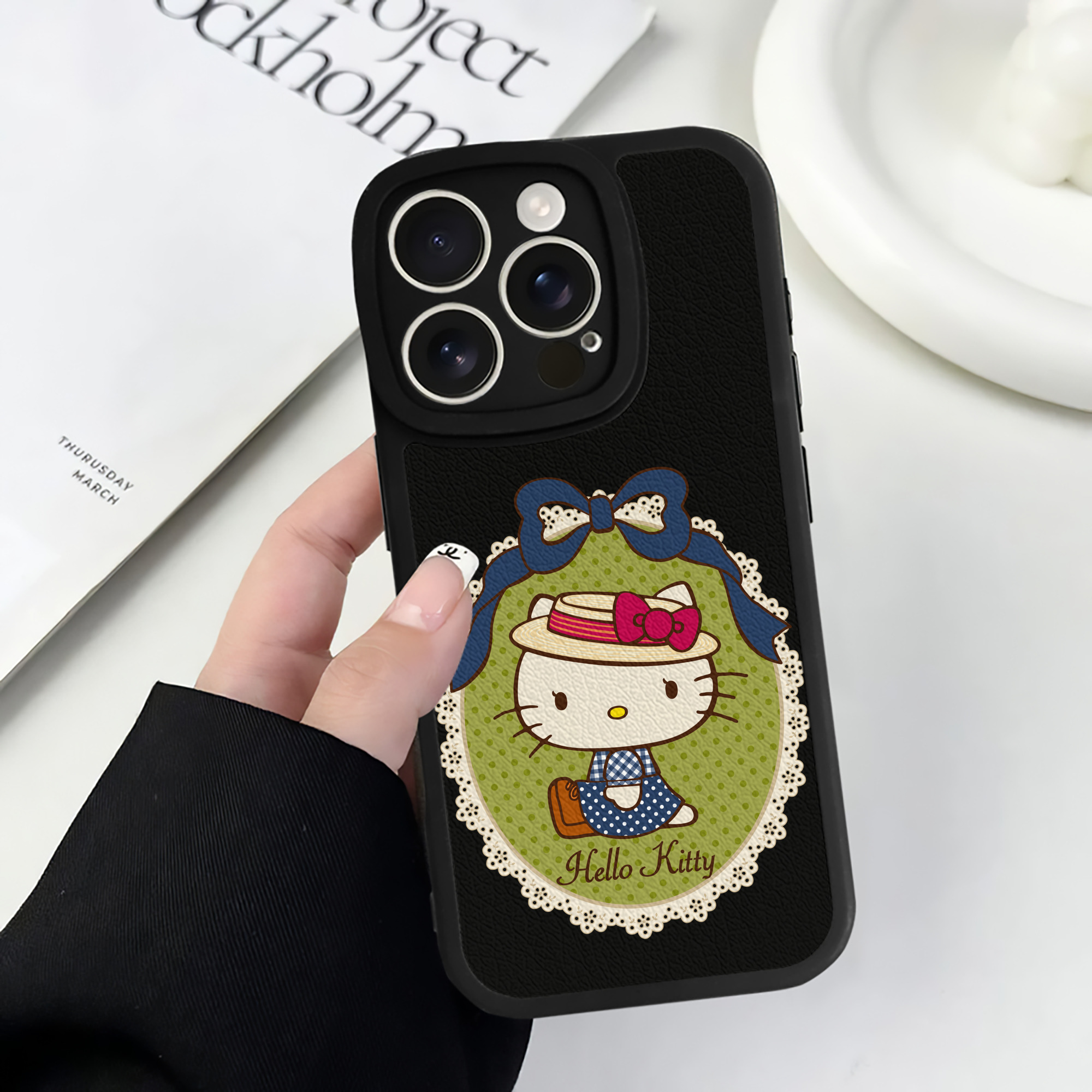 （画像用） Hello Kitty ハローキティ 【iPhone 16シリーズ対応】シリコンスマホケース（レザー調） 材質：シリコン